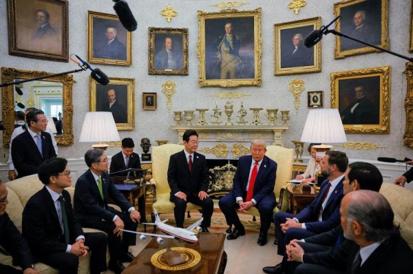 宝聚荣配资 想见金正恩、考虑从韩国买船……特朗普见李在明都说了啥？